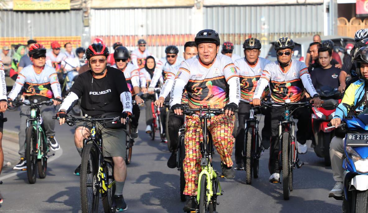 Arinal Bersama Ribuan Masyarakat Ikuti Fun Run dan Sepeda Santai Dalam Rangka HUT Lampung ke-59