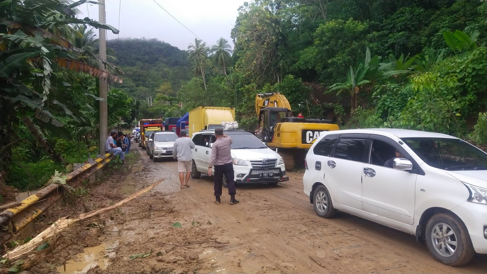 Tanah Longsor dibersihkan, Arus Lalulintas Kembali Normal 