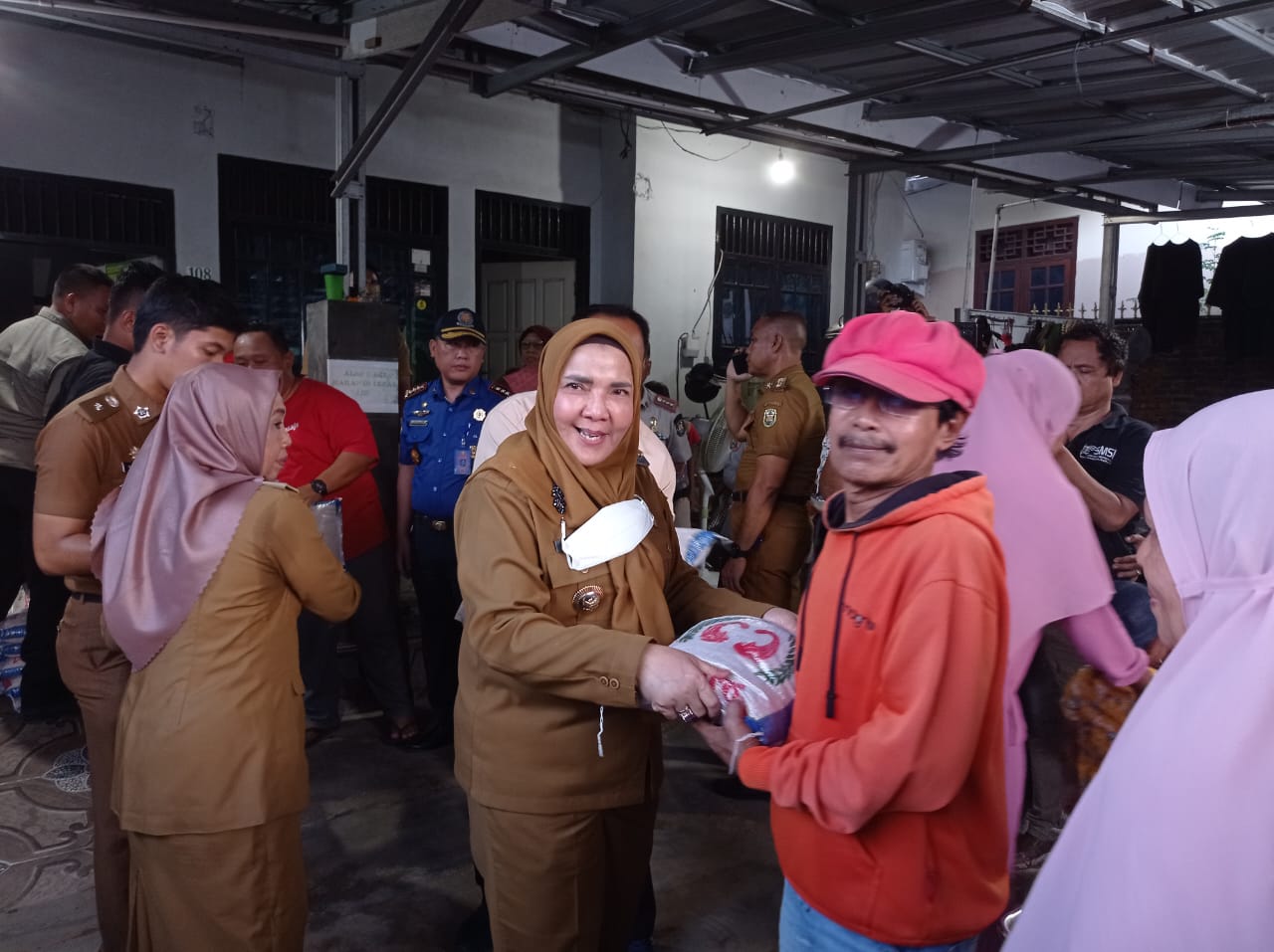 Wali Kota Bandar Lampung Menyerahkan Bantuan Bagi Korban Banjir