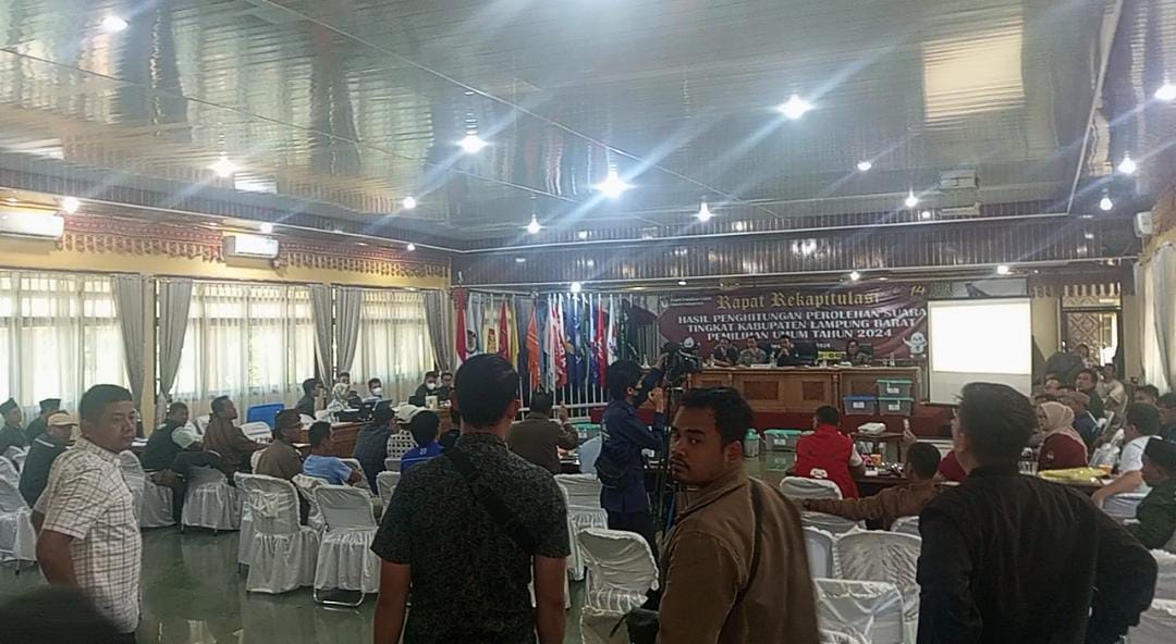 Pleno Terbuka Rekapitulasi Hasil Perolehan Suara Pemilu Tingkat KPU Lampung Barat Nyaris Ricuh
