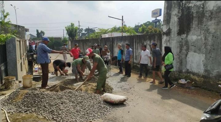 Lurah Kampungbaru Raya Bersama Warga Cor Jalan Bersumber Dana Bantuan PT Track