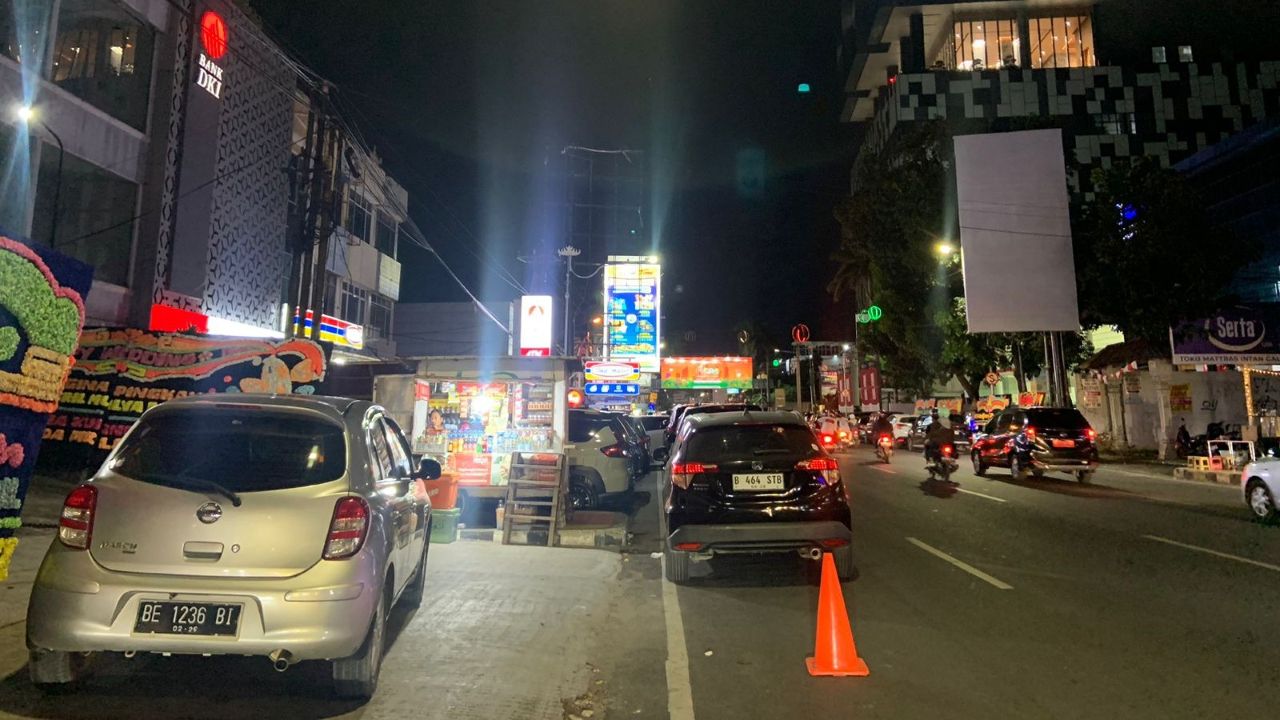 Parkir Liar di Jalan Raden Intan Sebabkan Kemacetan Parah, Warga Minta Penertiban