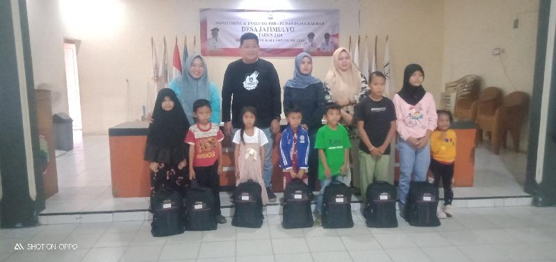 Melalui Program Swasembada Sekolah, Pemerintah Desa Jatimulyo Salurkan Peralatan Sekolah 