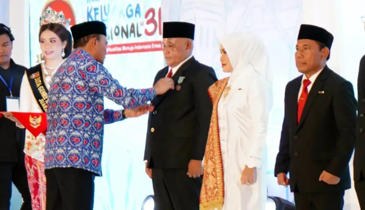 Satu-satunya Wakil Sumatera, Nanang Ermanto dan Winarni Terima Anugerah Satyalancana Wira Karya
