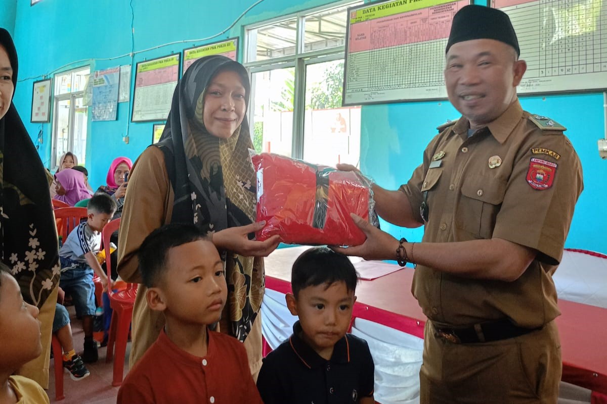 Adopsi Program PM, Pekon Puramekar Salurkan Bantuan Seragam Gratis TK