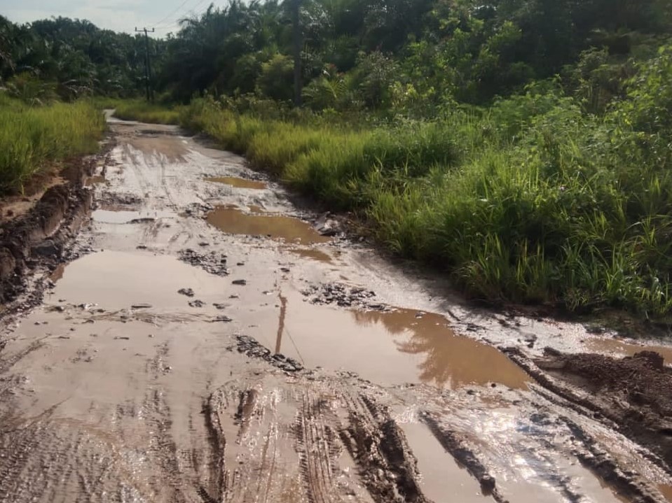 Jalan Rusak, Kampung Kaliawi Kumpulkan Sumbangan dari Pengusaha Sawit Untuk Perbaikan