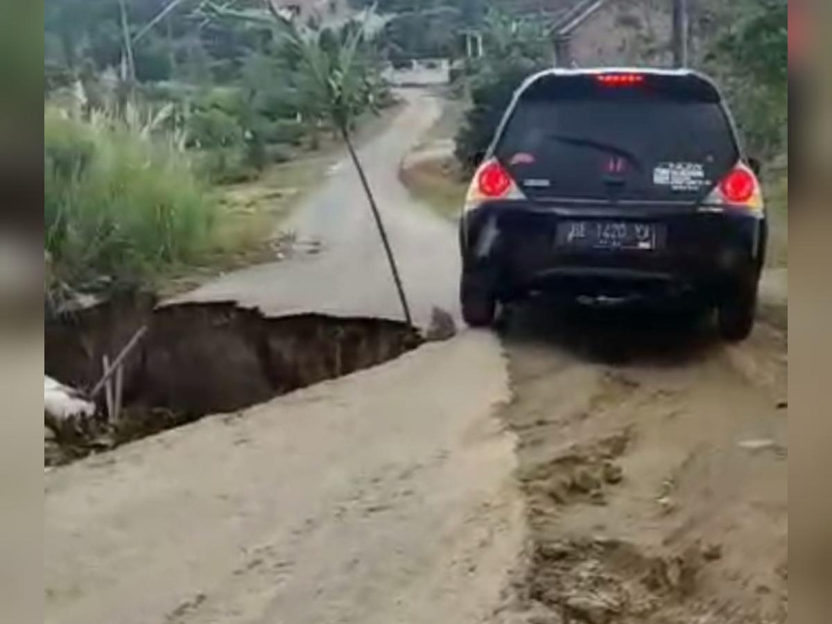 Belum Juga Ditangani, Kondisi Jalan Pampangan Terancam Putus Total