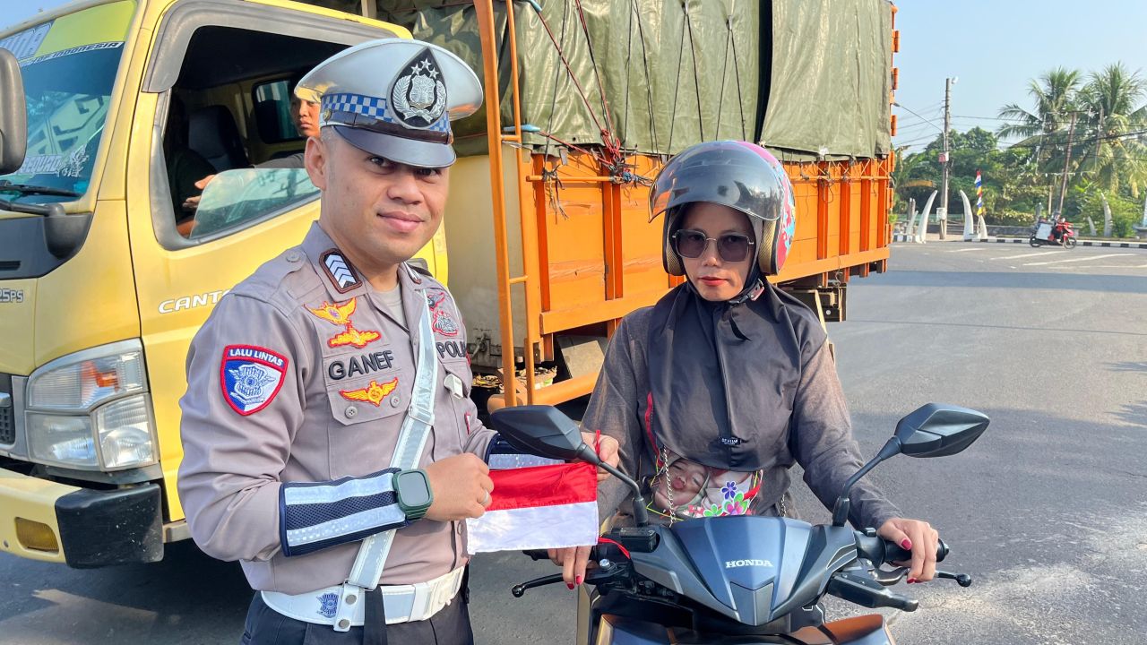 Sambut HUT RI ke-80, Satlantas Polres Lampung Utara Bagikan 150 Bendera Merah Putih ke Pengendara