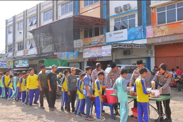 Polresta Bandar Lampung Bagikan 200 Porsi Makanan Bergizi untuk Warga