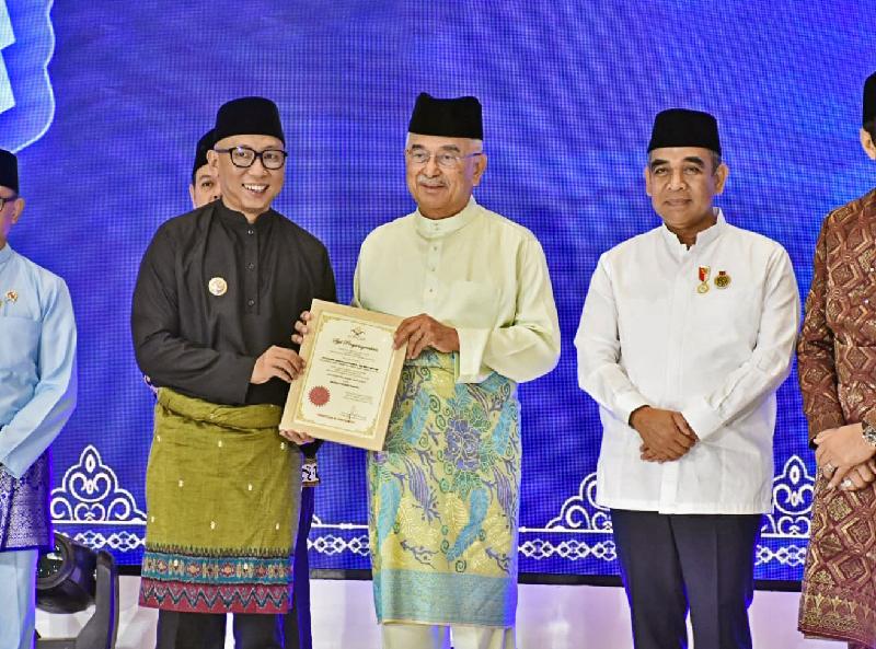 Gubernur Lampung Terima Anugerah Tun Perak dari Dunia Melayu Dunia Islam