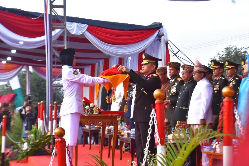 Pimpin Upacara Penurunan Bendera, Kapolda Lampung Serukan Semangat Gotong Royong