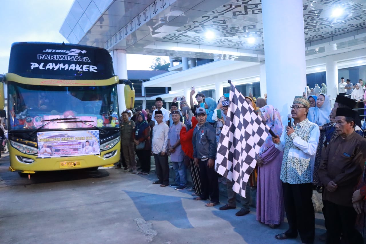 Bupati Agus Istiqlal Lepas Keberangkatan Jemaah Calon Haji Asal Kabupaten Pesisir Barat