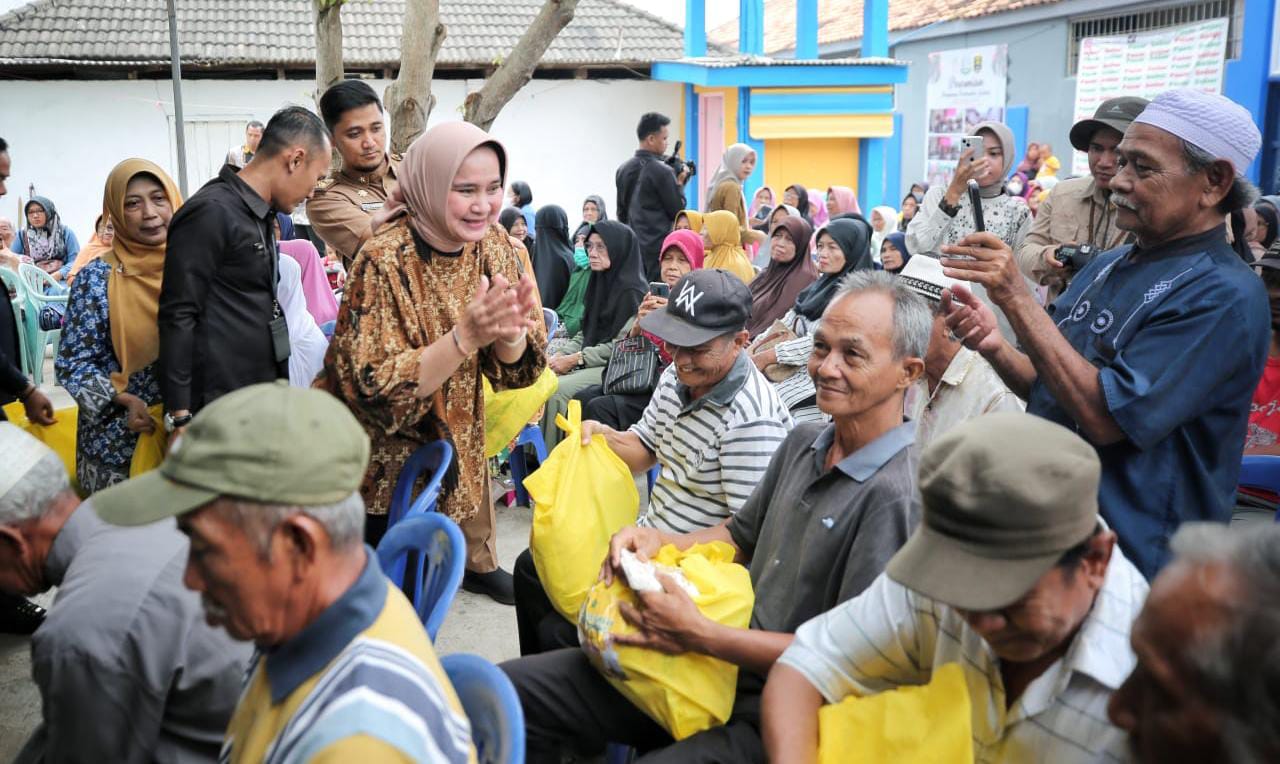 Harganas 2023, Ketua LKKS Lampung Bagikan Bantuan Sembako di Kota Metro