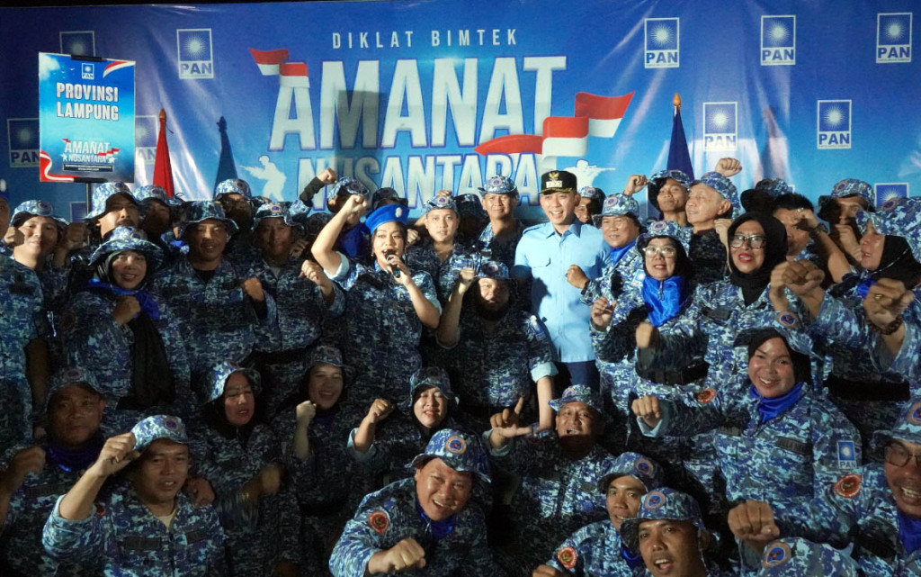 Bupati Egi dan Zita Anjani Hadiri Api Unggun Bela Negara