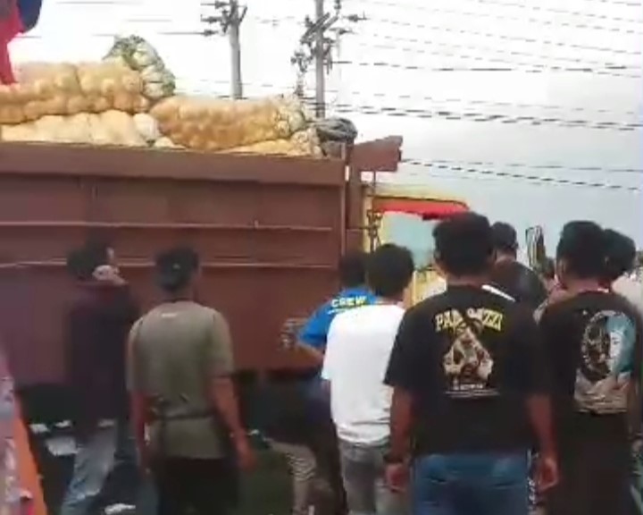 Lupa Rem Tangan, Truk Bermuatan Sayuran Seruduk Lapak Dagangan Pasar Malam di Sekincau 