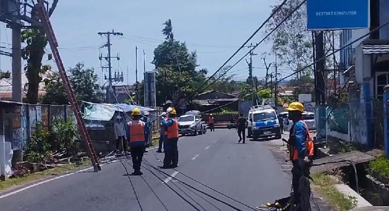 Akibat Angin Kencang, Tiang Listrik Bertegangan Tinggi Roboh di Tanjung Karang Pusat