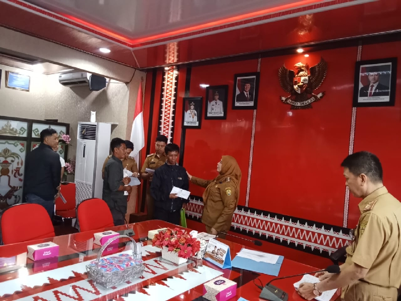 Suasana Haru Warnai Penyerahan Bantuan, Oleh Wali Kota Bandar Lampung kepada Warga