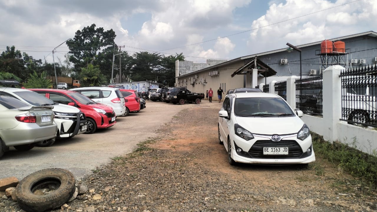 Parkir Liar di Samping RS Candimas Kotabumi Dikeluhkan Warga