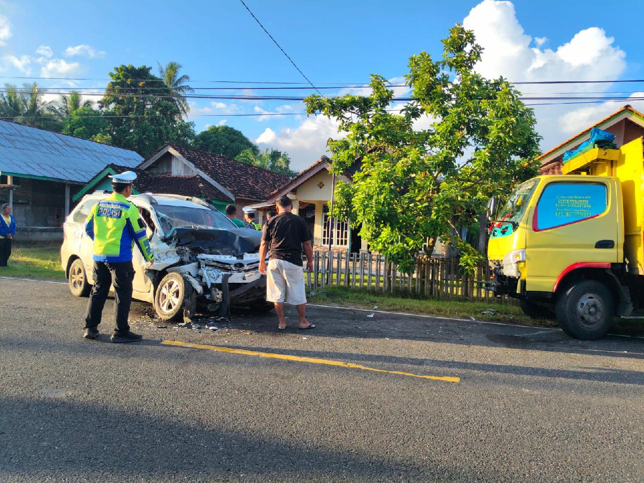 Diduga Serobot Jalur, Truk Hantam Avanza di Way Suluh