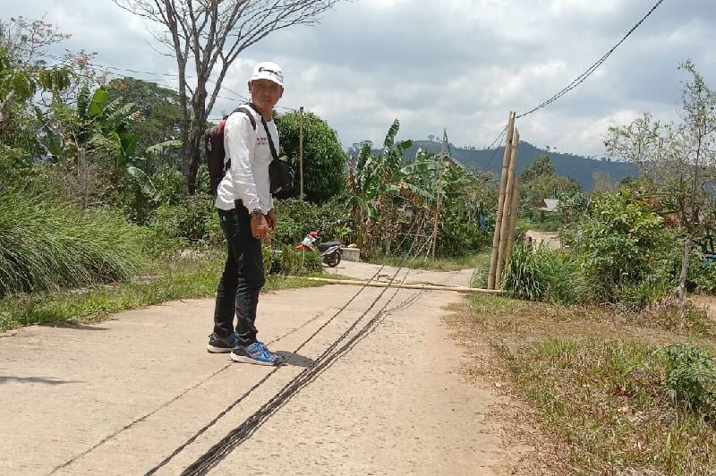 Angin Kencang Runtuhkan Kabel Listrik PLN di Pekon Manggarai 