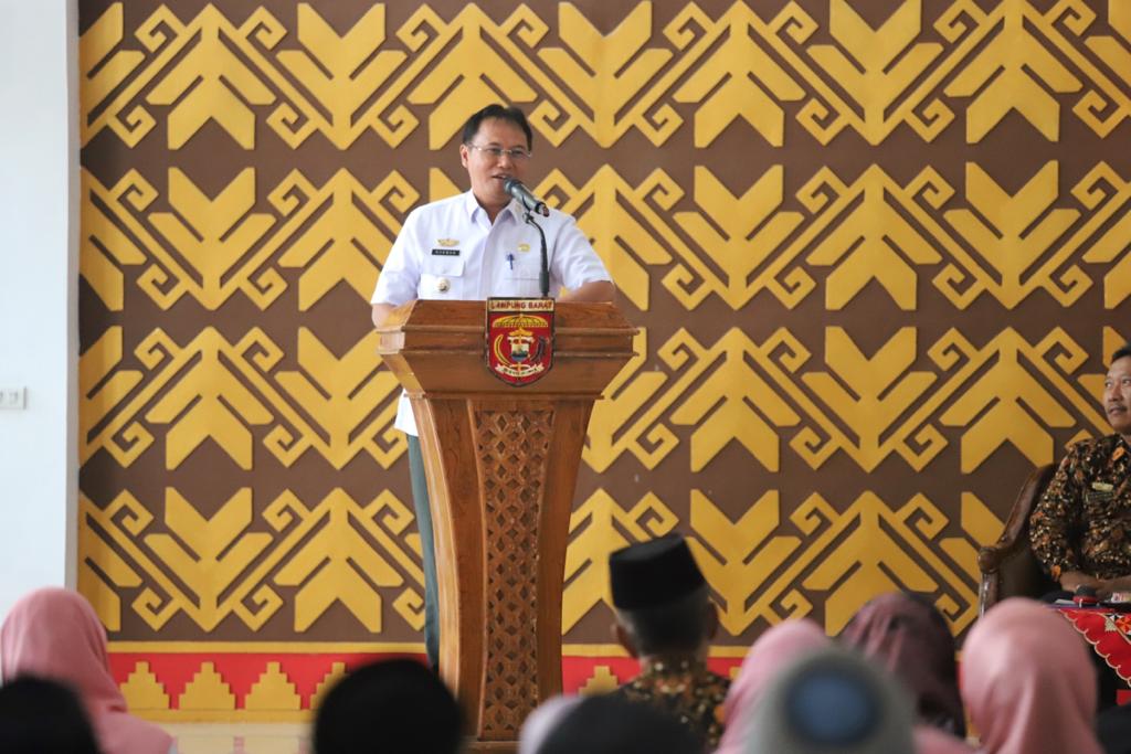Pj Bupati Lampung Barat Minta Kepala Sekolah Tingkatkan Mutu Pendidikan 
