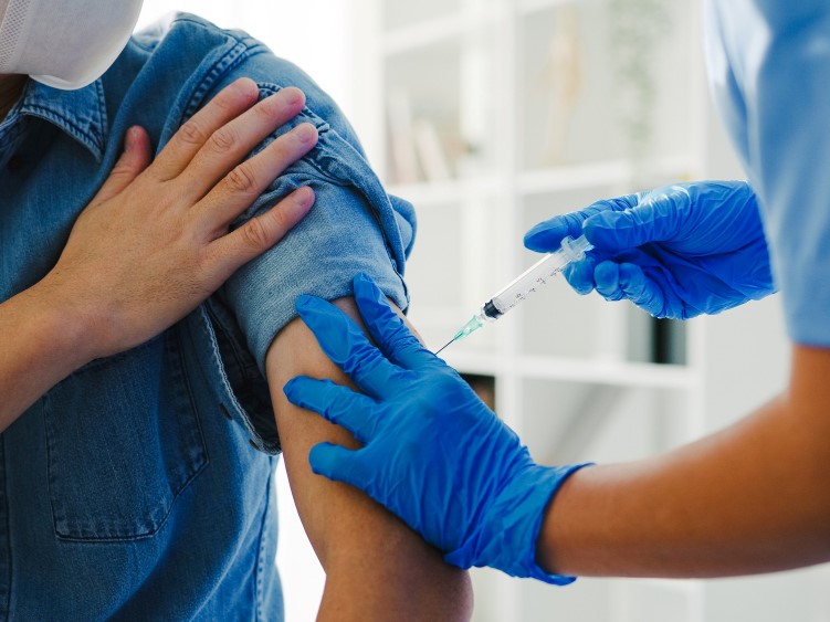 Lansia di Pesbar Sudah Bisa Vaksin Booster Kedua 
