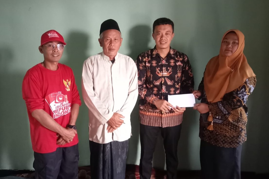 Dukung Pendidikan, Pekon Gunung Terang Salurkan Bantuan ke Ponpes Miftahul Ulum 