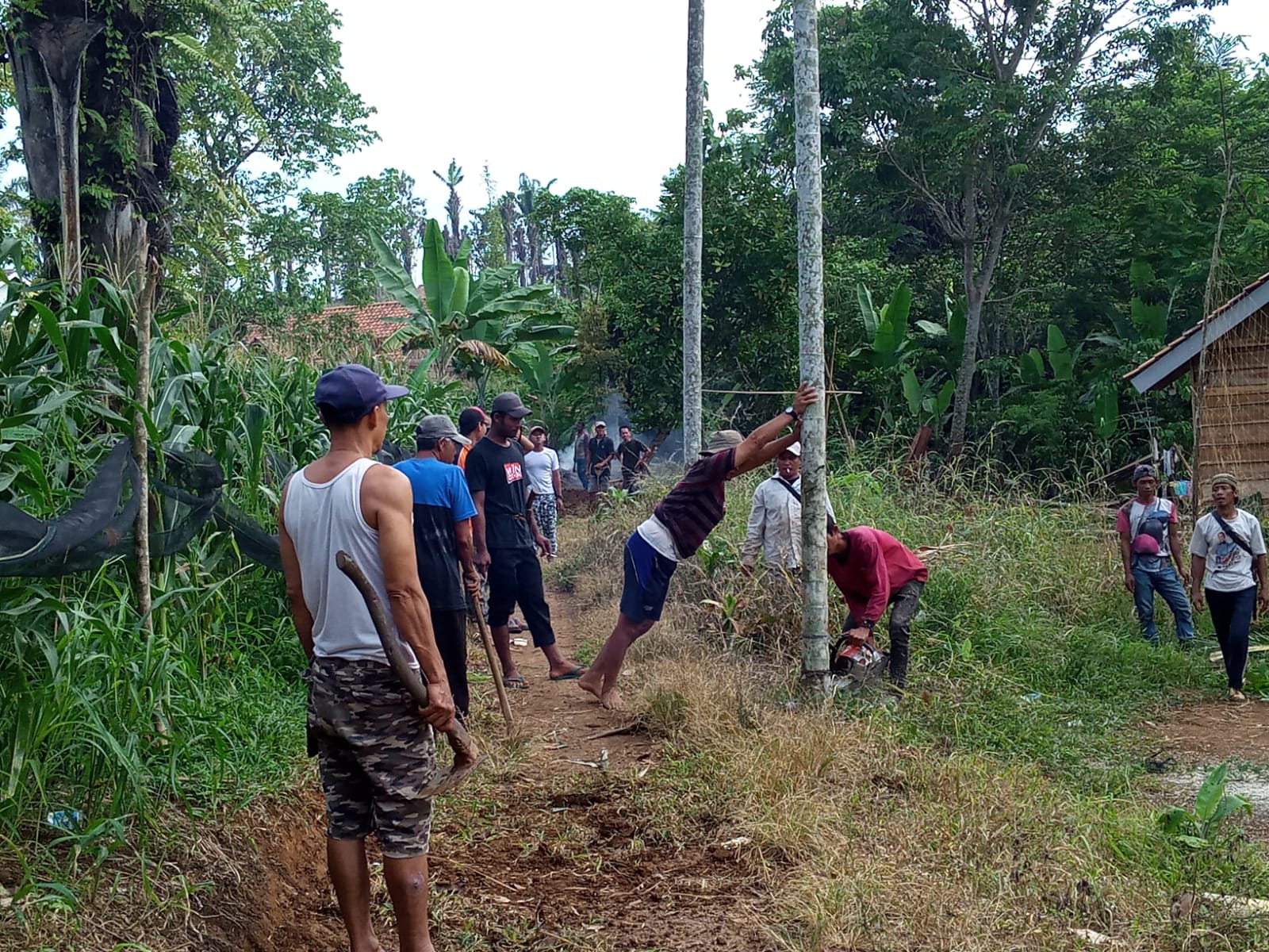 Kakam Gunung Baru Inisiasi Gotong Royong Bangun Jalan Penghubung Antar Dusun