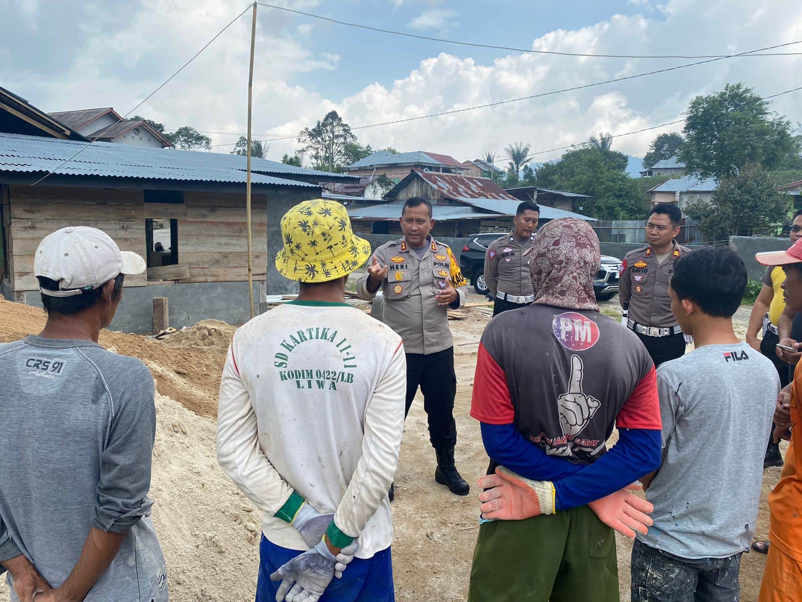 Kapolres Lampung Barat dan Kasat Lantas Sambangi Pekerja Buruh, Ini yang Disampaikan