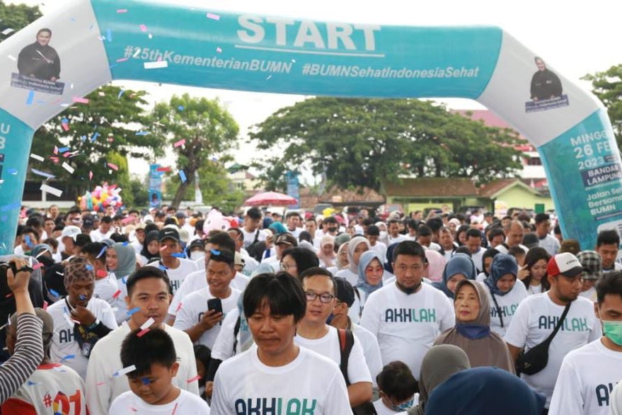 Ribuan Masyarakat Bandar Lampung Ikut Jalan Sehat Meriahkan HUT Kementerian BUMN 
