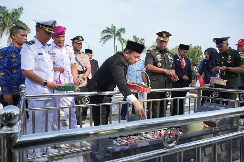 Ziarah dan Tabur Bunga di Taman Makam Pahlawan Tradisi HUT Lampung
