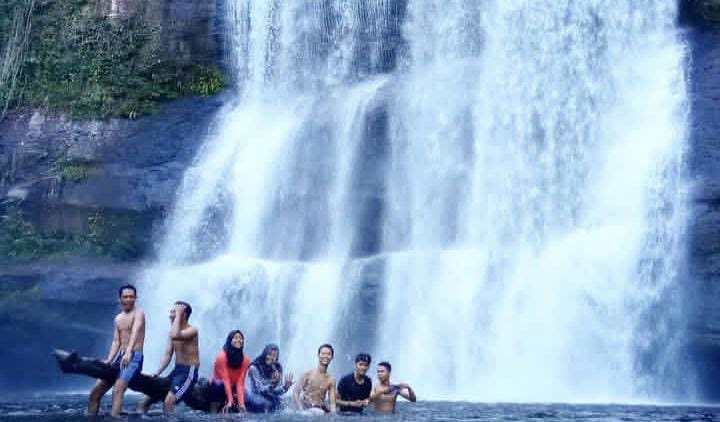 Riam Dait: Keindahan Air Terjun Bertingkat di Ujung Utara Kalimantan Barat