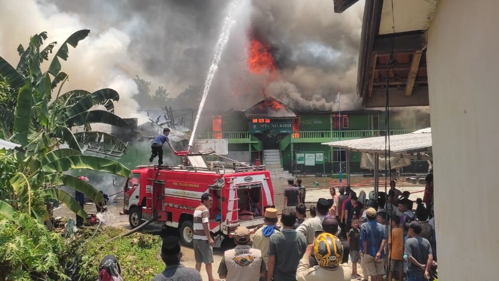 Gedung MTS NU Pasar Krui Terbakar, Petugas Damkar Berjibaku Padamkan Api