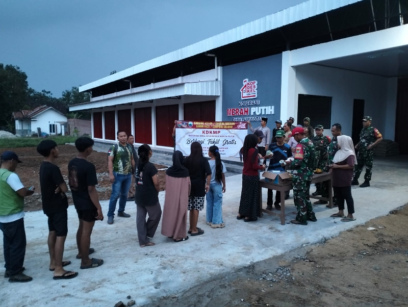 Koramil 421-09/Tjb dan KDKMP Purwotani Berbagi Takjil