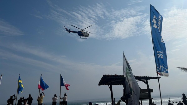 Pengamanan WSL Krui Pro 2025: Ditpolairud Polda Lampung Lakukan Patroli Udara dengan Helikopter