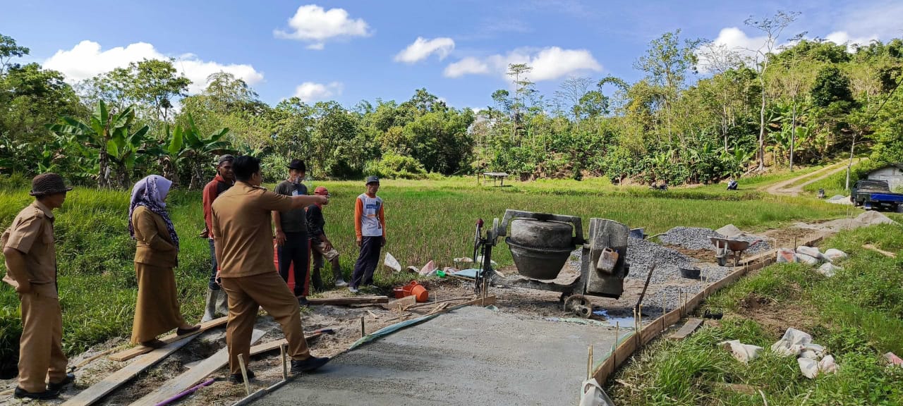 Pj Peratin Gunung Terang Lontarkan Pesan Menohok Saat Tinjau Pembangunan Jalan