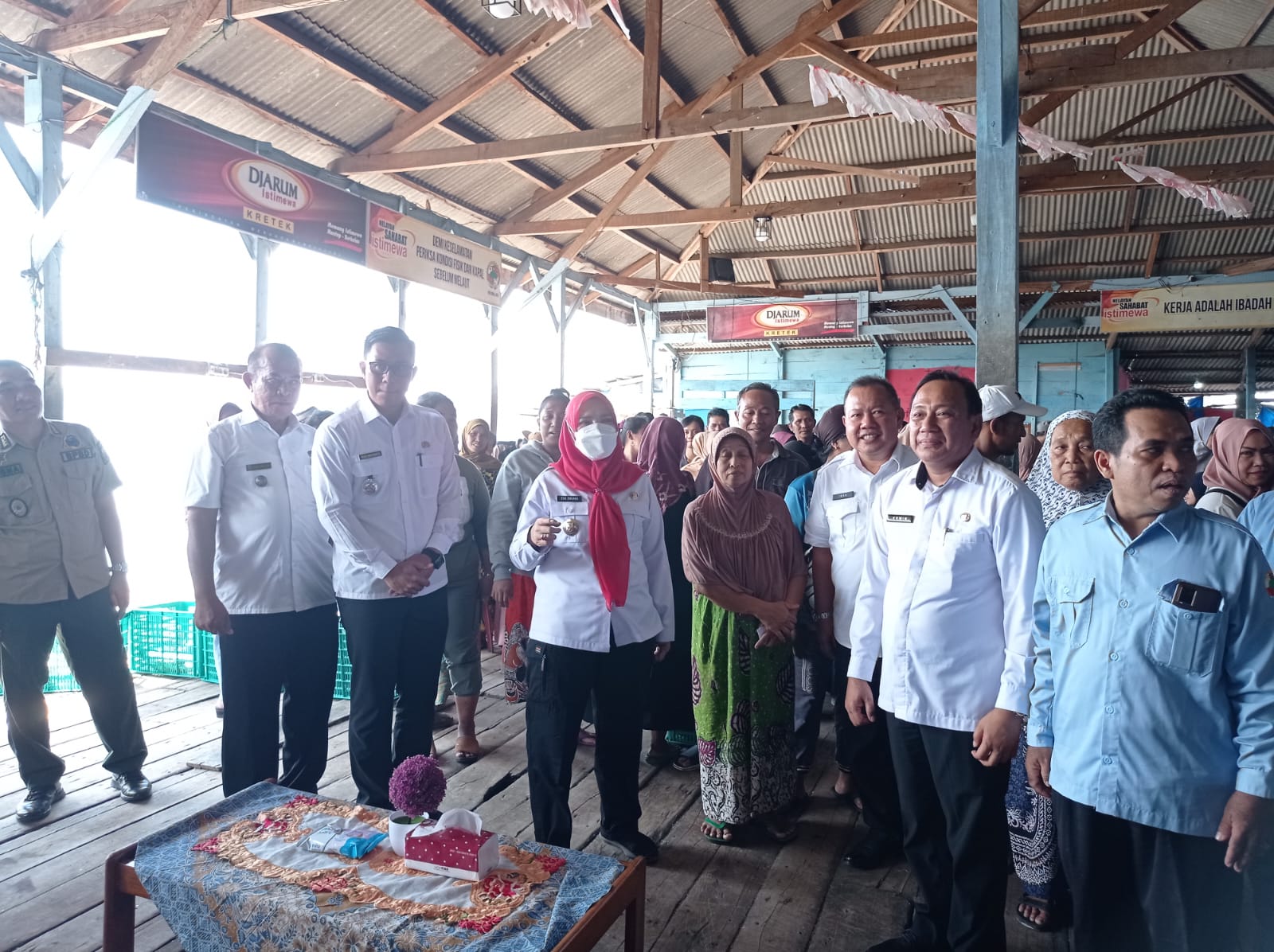 Bunda Eva Serahkan Bantuan ke Pedagang dan Nelayan di Pasar Gudang Lelang 