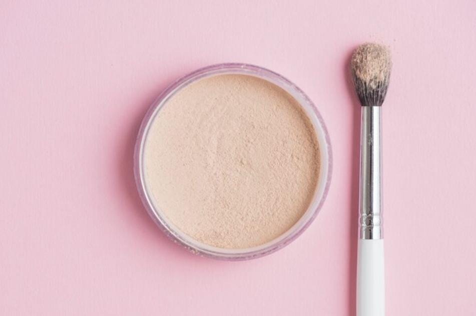 10 Bedak Tabur Anti Kilap untuk Kulit Berminyak, Makeup Awet Seharian