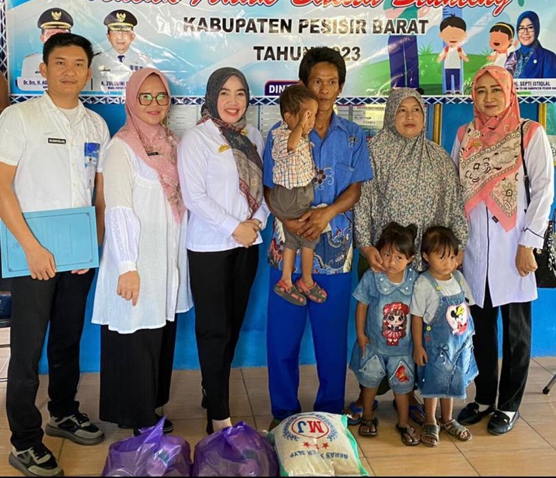 Dinsos Serahkan Bantuan Sembako Untuk Anak Stunting