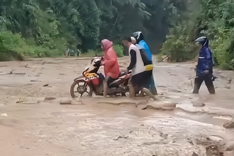 Longsor Tutup Jalan Antar Pemangku di Sukau, Jalur Liwa–Sumsel Masih Aman