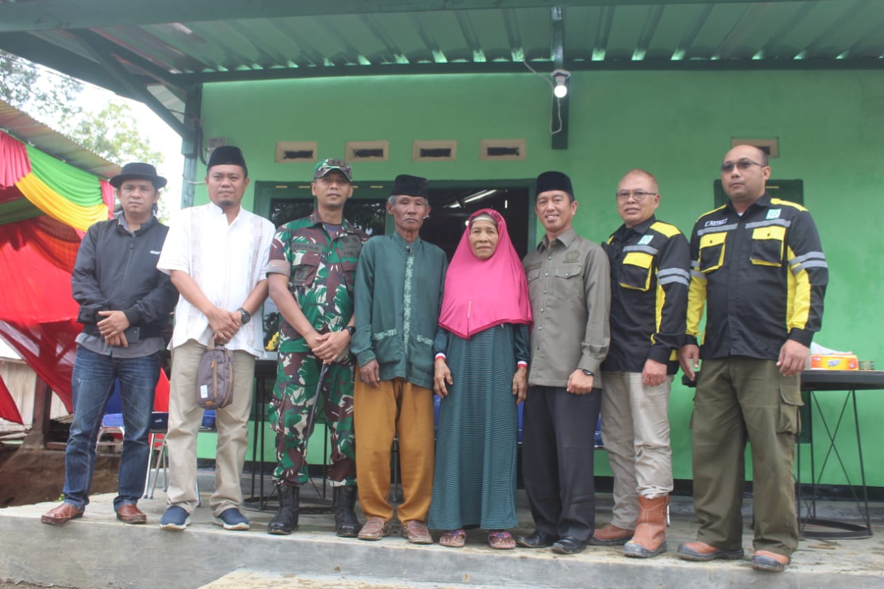 HUT TNI Ke-77, Kodim 0422/LB Serahkan Hasil Program Bedah Rumah dan Beri Tali Asih ke Yatim-Piatu