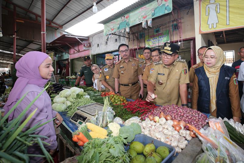 Pj Gubernur Samsudin Pantau Harga Komoditas Bahan Pangan di Pasar Tradisional 