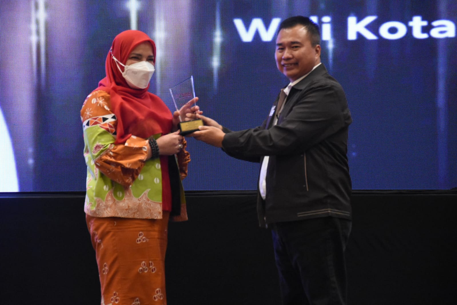 Walikota Bandar Lampung Terima Penghargaan dari SMSI Lampung