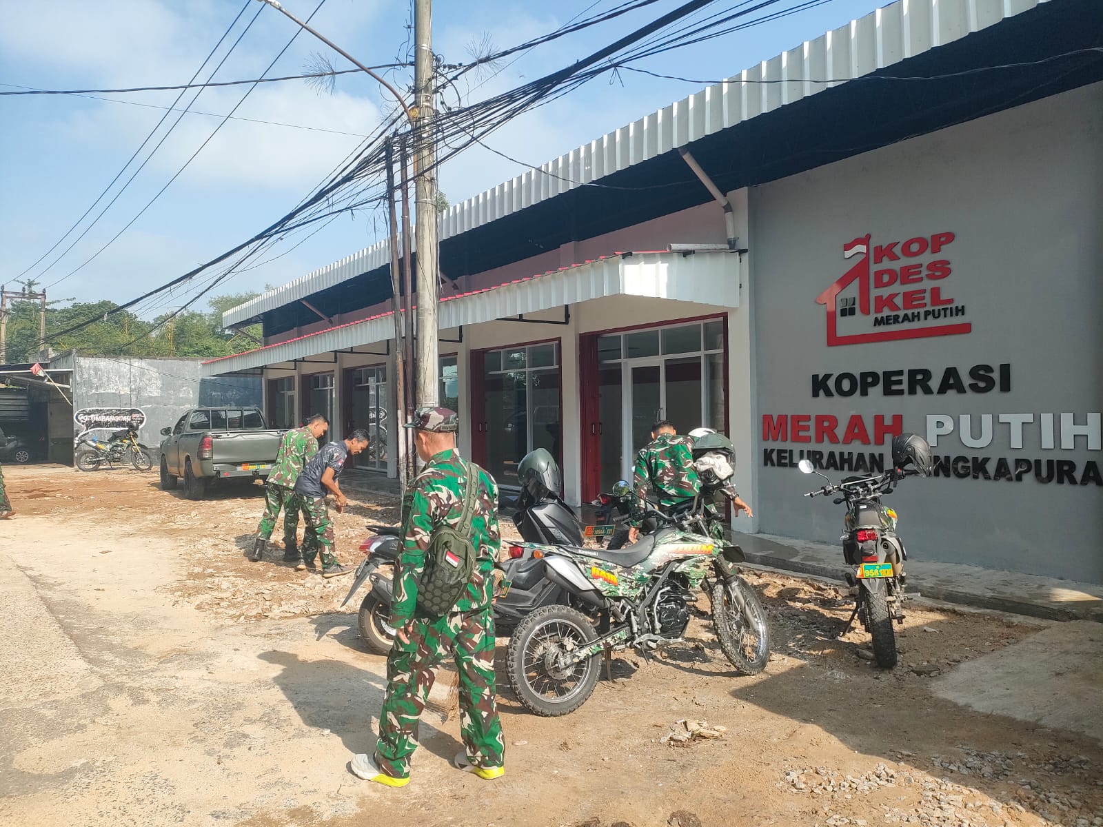 Sinergi TNI dan Warga, Babinsa Langkapura Pimpin Aksi Bersih Lingkungan