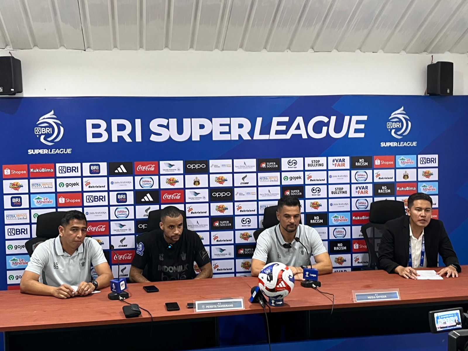 Pelatih Persita Akui Tantangan Angin dan Kondisi Lapangan di Stadion Sumpah Pemuda