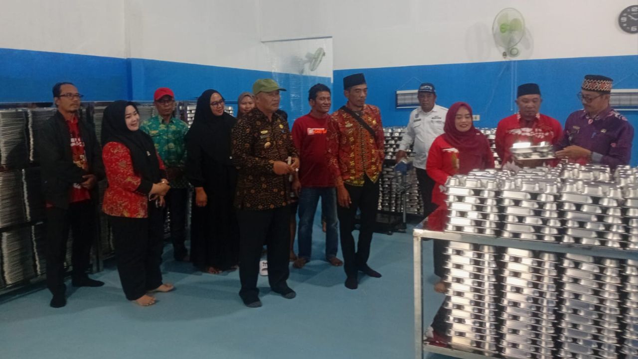 Kadis PMP Lampung Barat Tinjau Dapur MBG di Kecamatan Gedung Surian