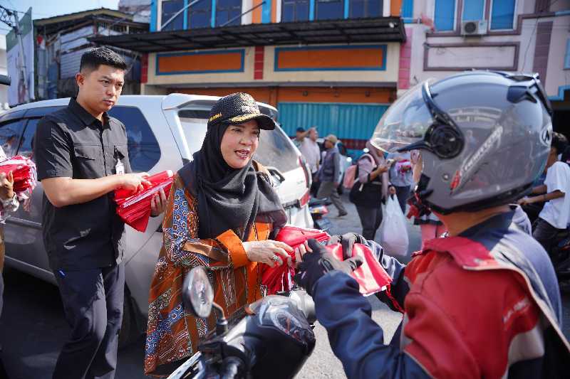Eva Dwiana Ajak Warga Bandar Lampung Kibarkan Bendera Merah Putih