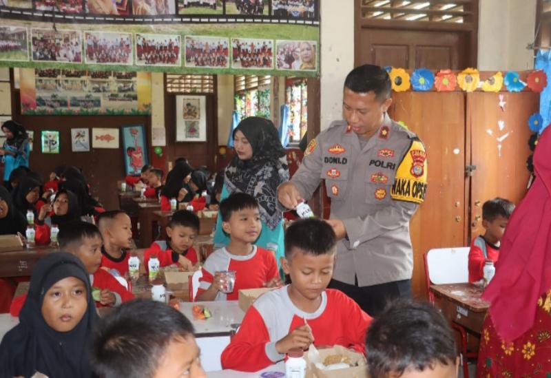 Polres Lampung Selatan Gelar Program Makan Bergizi Gratis di SDN 2 Way Lubuk