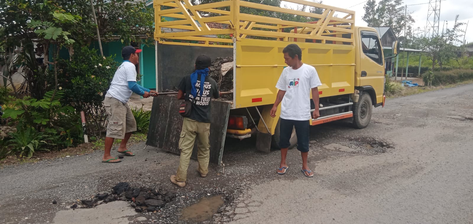 Kelompok Bersemi AIP Bantu Pemerintah Tambal Jalan Rusak di Pekon Pampangan