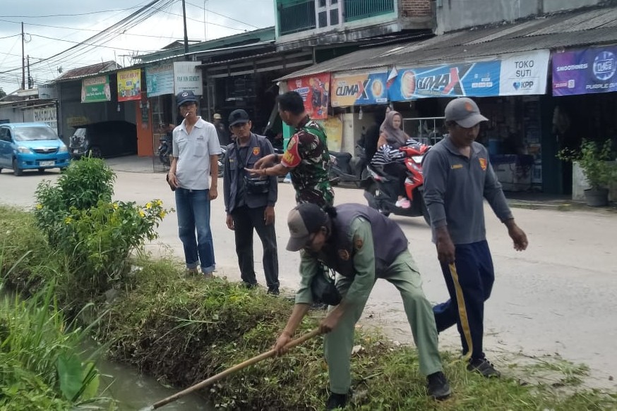Kelurahan Sukarame Baru Bersihkan Drainase untuk Cegah Banjir  